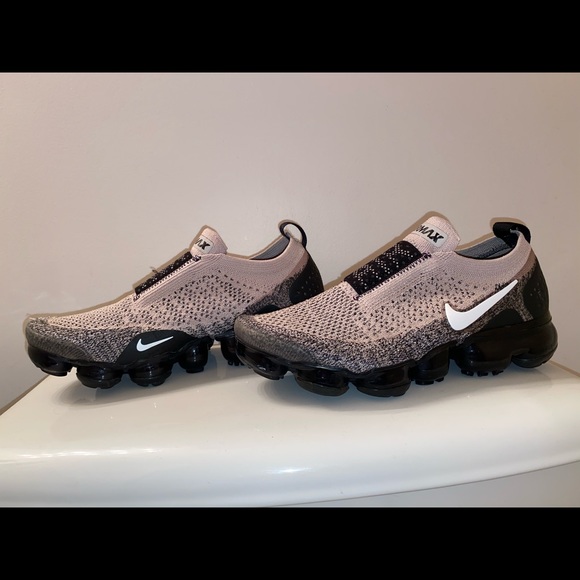 vapormax moon particle on feet